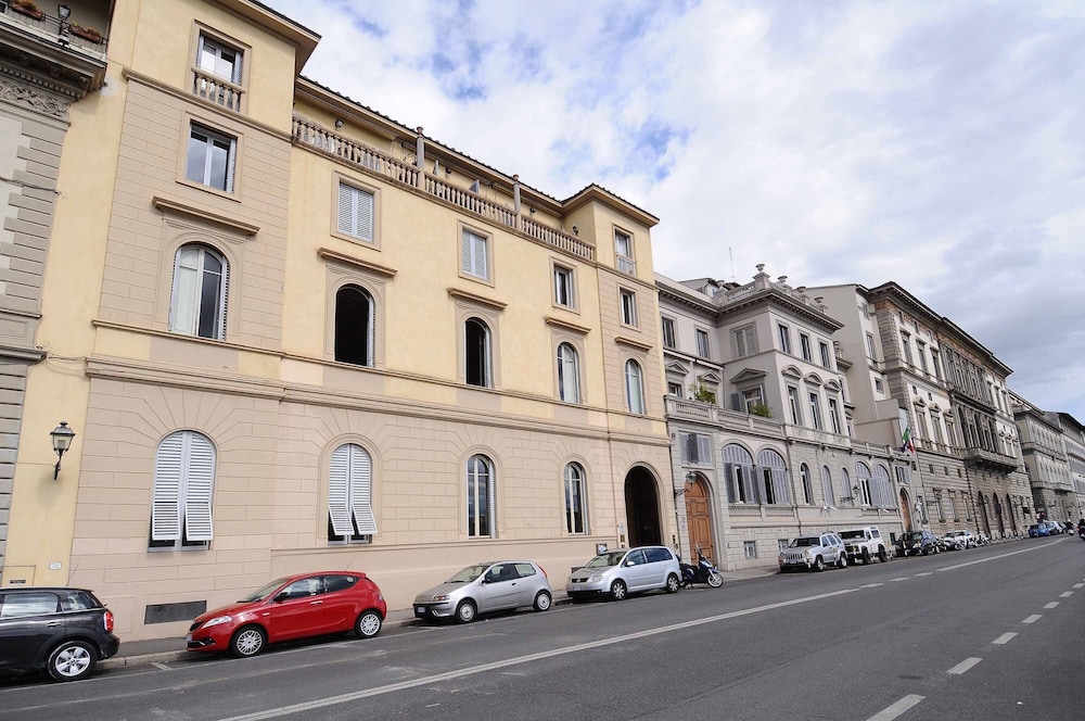 Charming Studio Apartment in Front of the Arno River