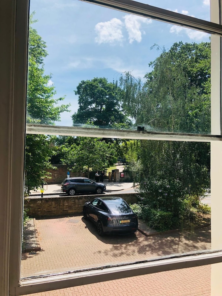 1 Bedroom Flat Sleeps 4 -free Onsite Parking -wifi