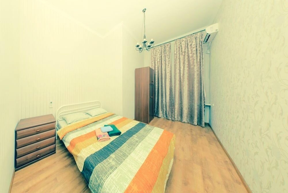 Hotrent Baseina Street Area
