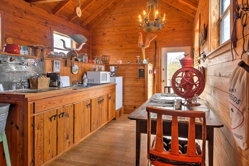 'ark Bunkhouse' Fredericksburg Hideaway w/ Hot Tub view 2