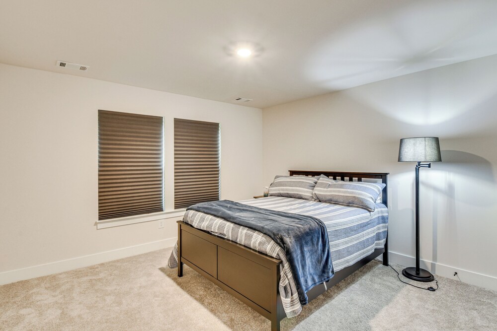 5 Mi to Memorial Stadium & Beach: Modern Townhome