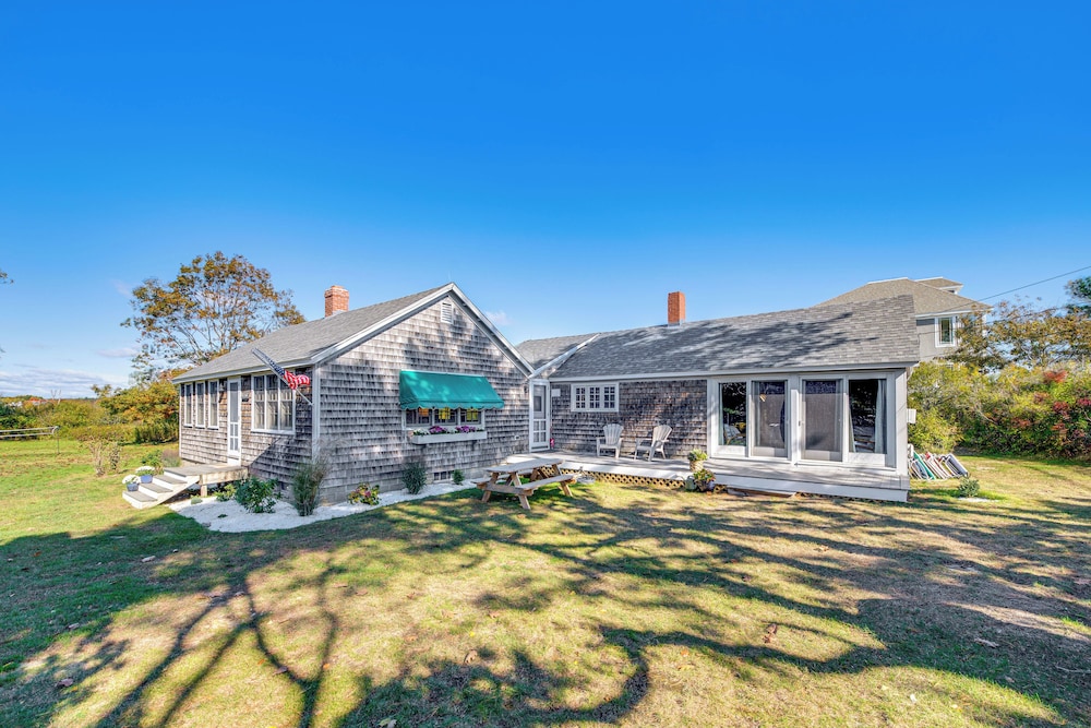 Steps to North Hampton Beach: Cottage w/ Deck!