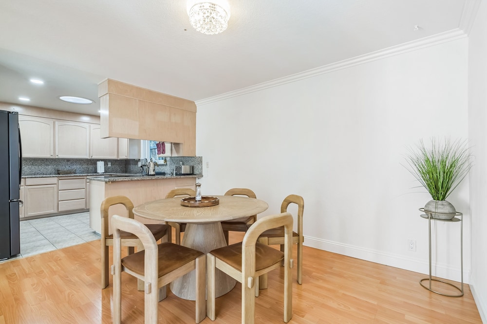 Spacious Mountain View Duplex In Prime Location 3 Bedroom Duplex