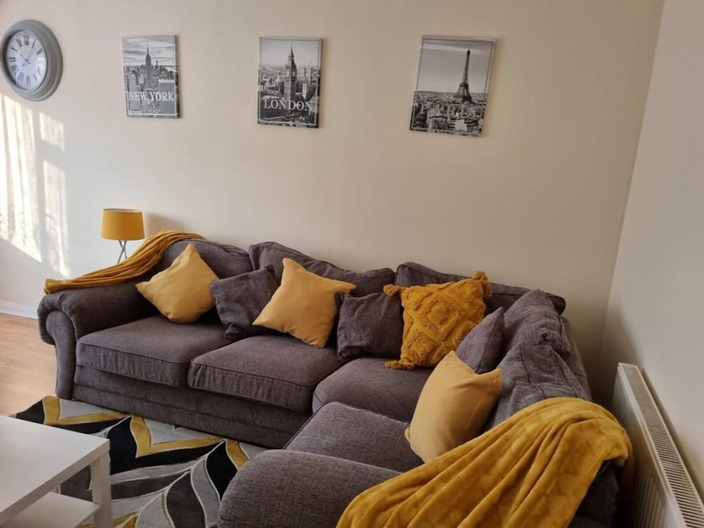 Captivating 2-bed Apartment in Belvedere view 5