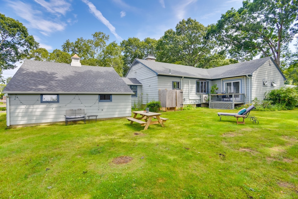 Home in Narragansett w/ Beach Access!