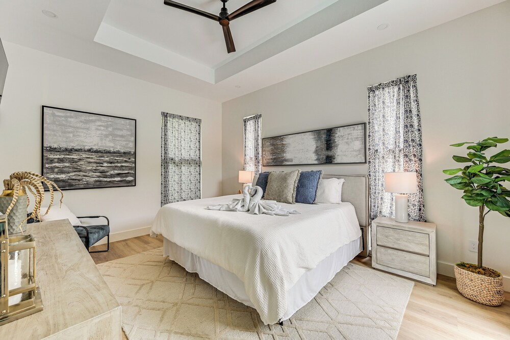 Luxe Outdoor Living: Naples Getaway 2 Mi to Beach!