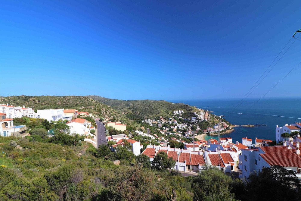 Apartment in Roses Near Waterfront & Mountains