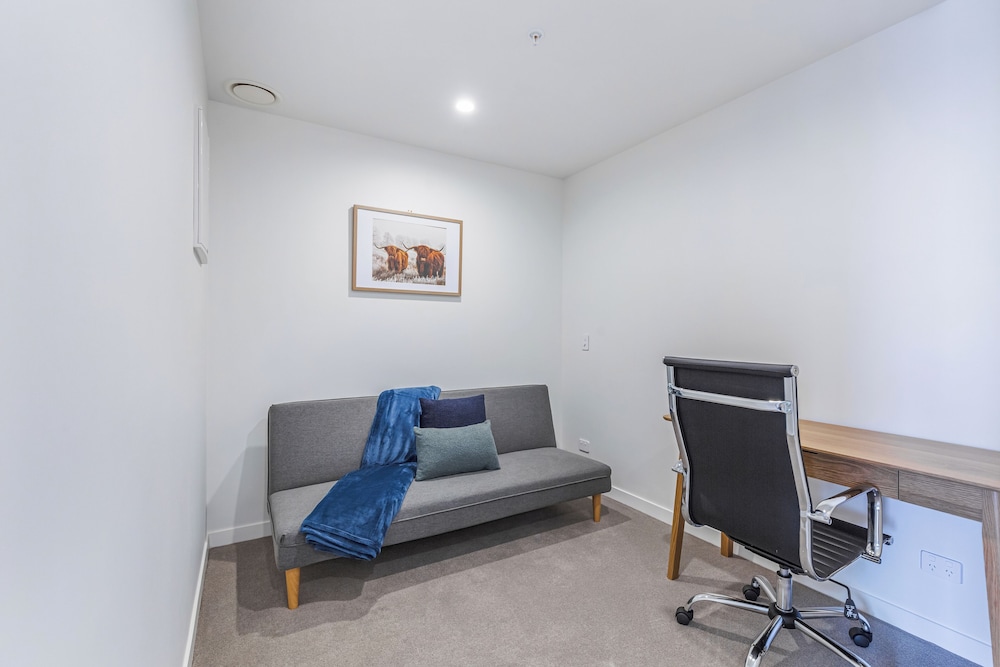 Stylish Apt+Balcony+Full Amenities Zodiak Stays