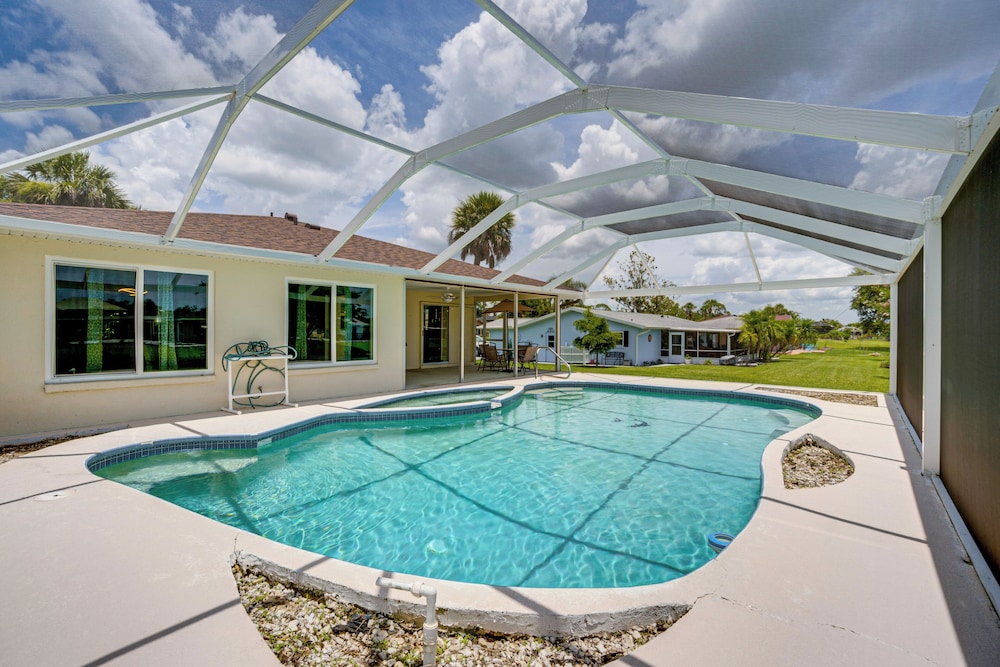 Pool & Spa: Canal-front Home Near Beaches