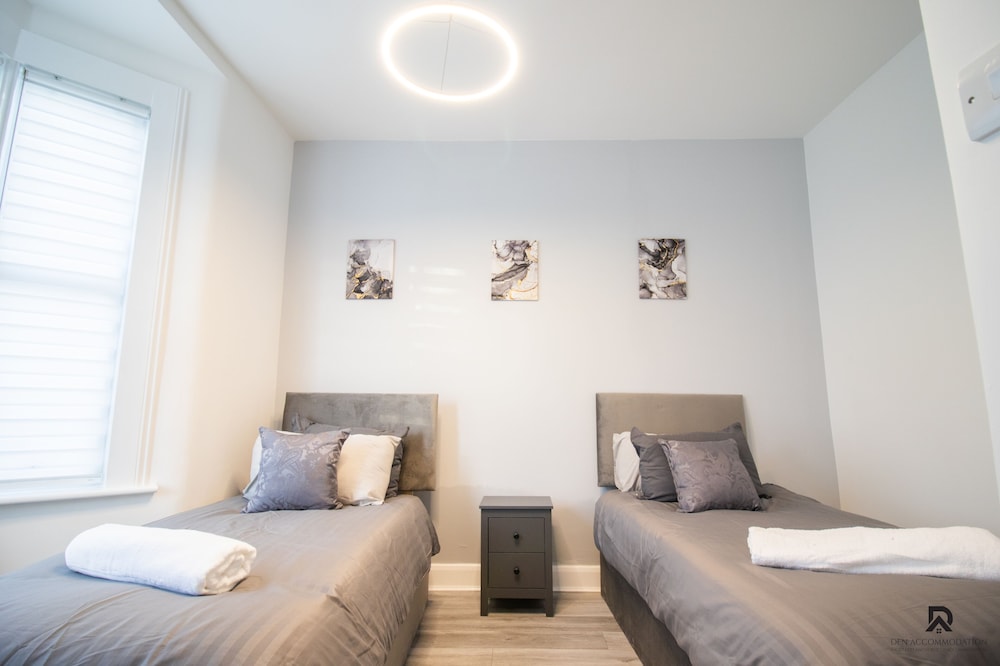 London Apt - Sleeps 4 - Parking - Wifi