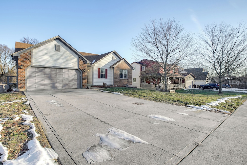 17 Mi to Columbus: Pickerington Home w/ Fire Pit!