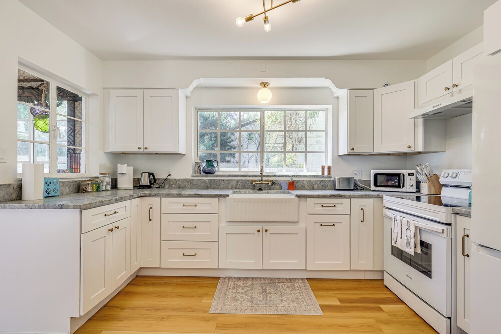 3 Mi to Dtwn: Tampa Cottage w/ Fire Pit!
