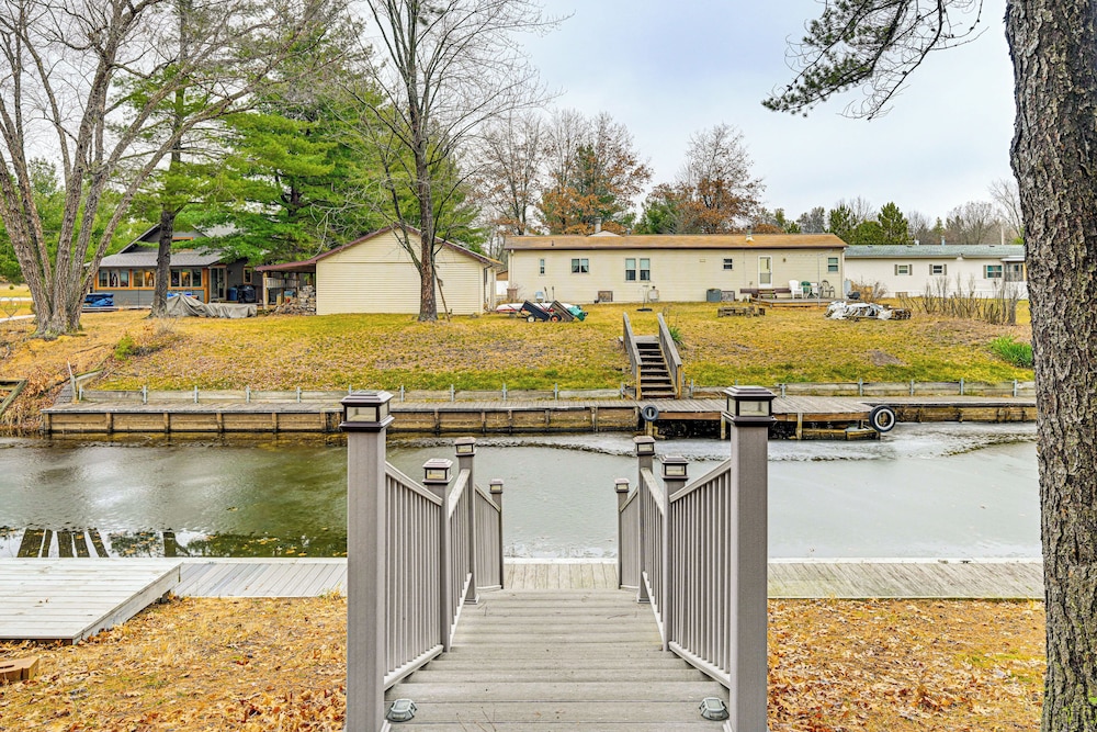Canal-front Cabin: Dock & Fire Pit in New Lisbon