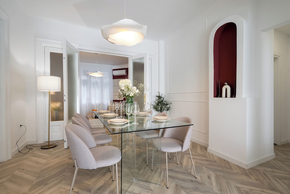 Refined & Spacious 3-Bedroom Flat Near Cismigiu, Balcony with Boulevard Views
