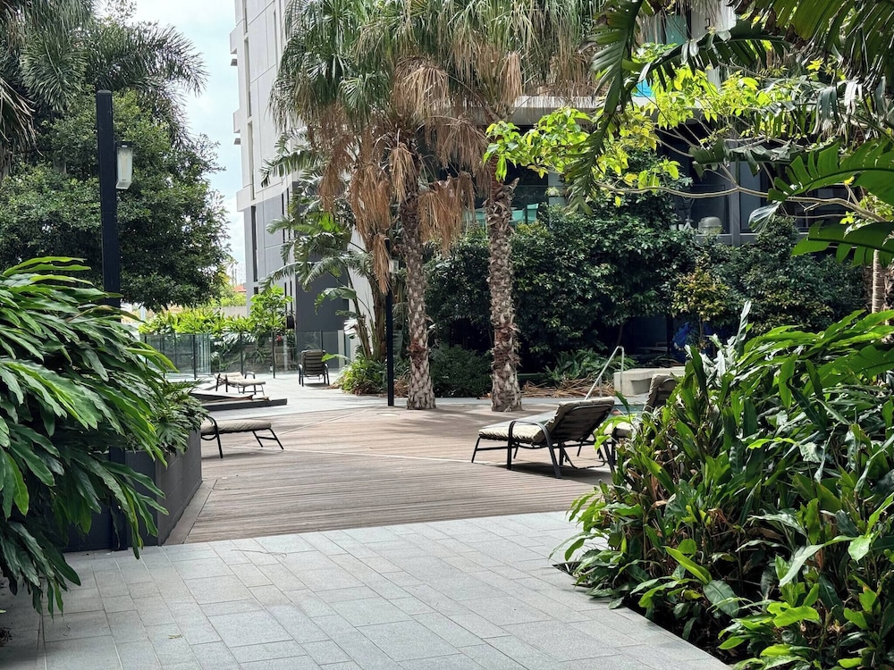 Spacious City Escape With Pool, Gym & Free Parking