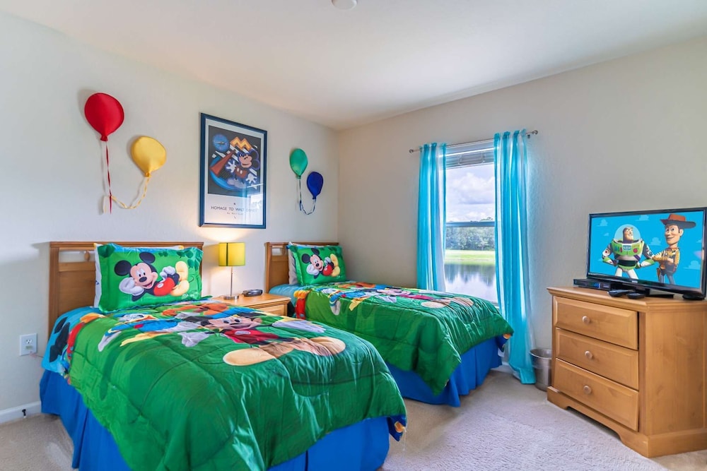 2633 Trafalgar Village view 4