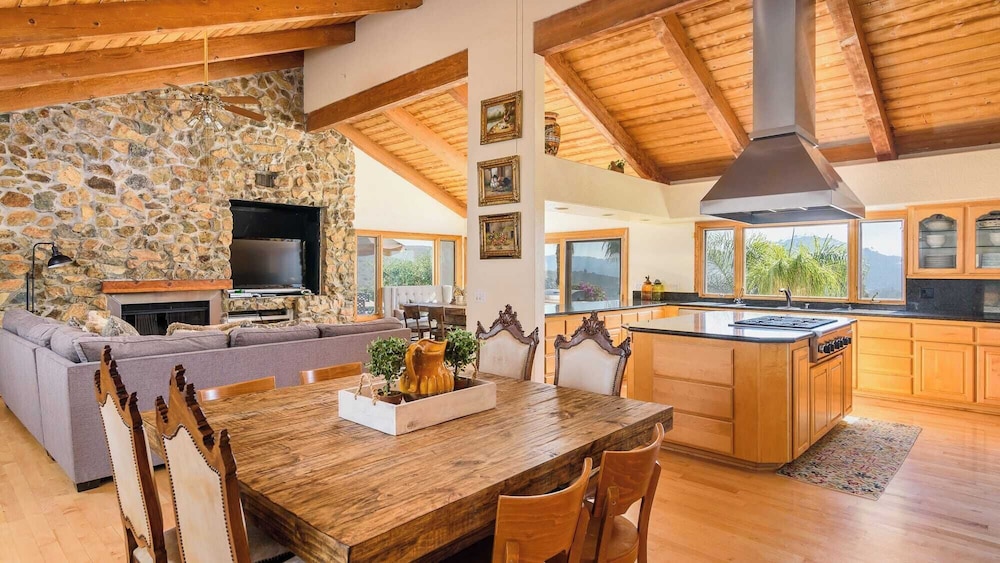Resort-style Estate w/ Pool, Game Room & Tennis Court Near Wineries The Tennis Ranch by Avantstay