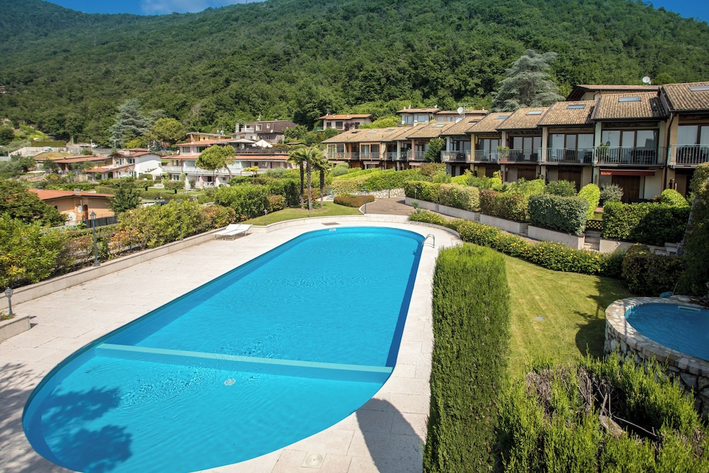 Terraced House With Shared Pool