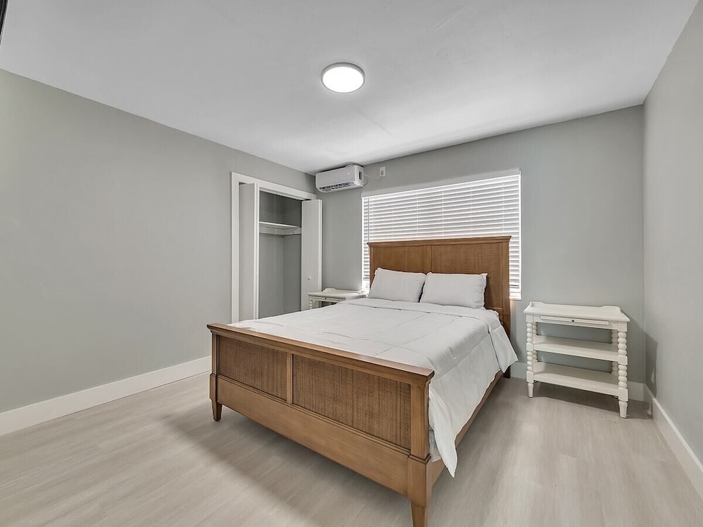 Modern Apt Near Beach Views & Wi-fi