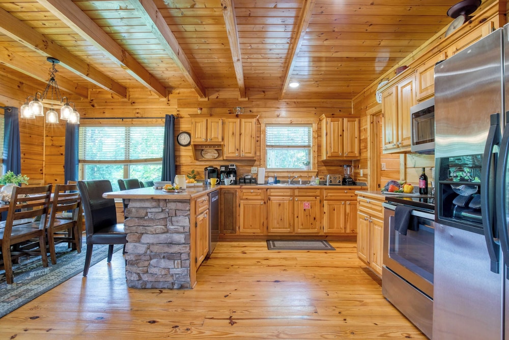 Triple Mountain View by Avantstay: Hot Tub, Game Room & Stunning Smoky Mountain Views