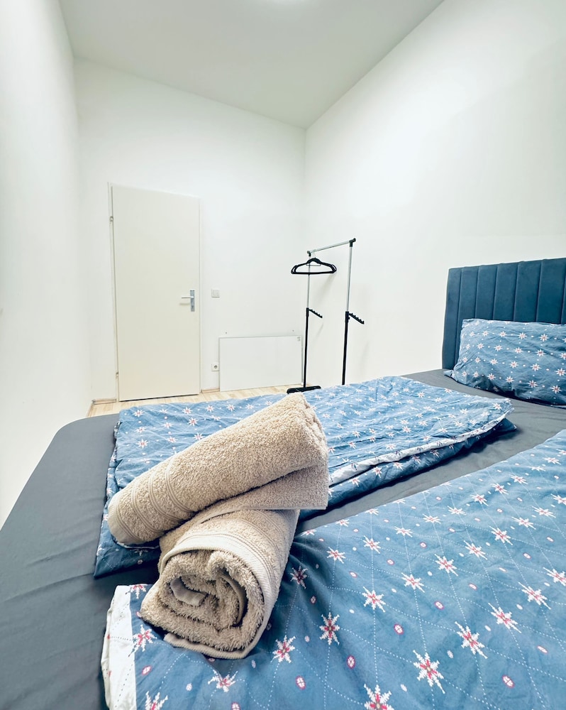 Simple 3BR Apartment for 6 FAC Platz