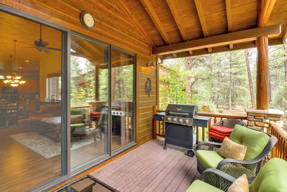 4 Mi to Fool Hollow Lake: Retreat w/ 2 Decks!