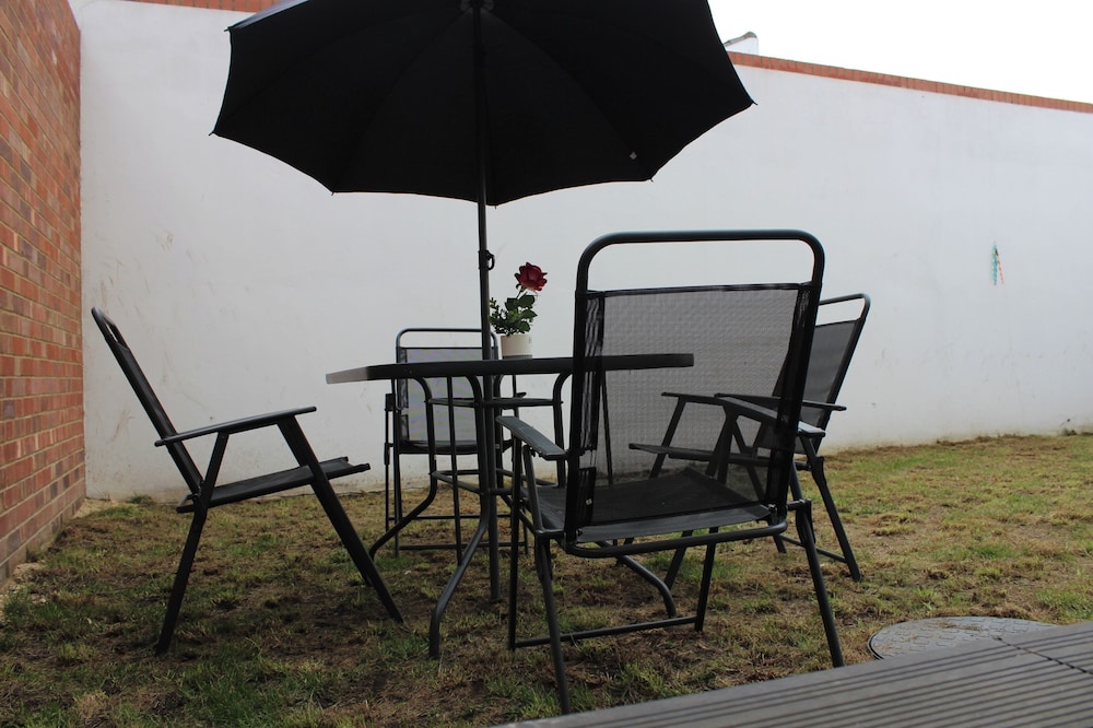 Contemporary 2 bed House With Parking