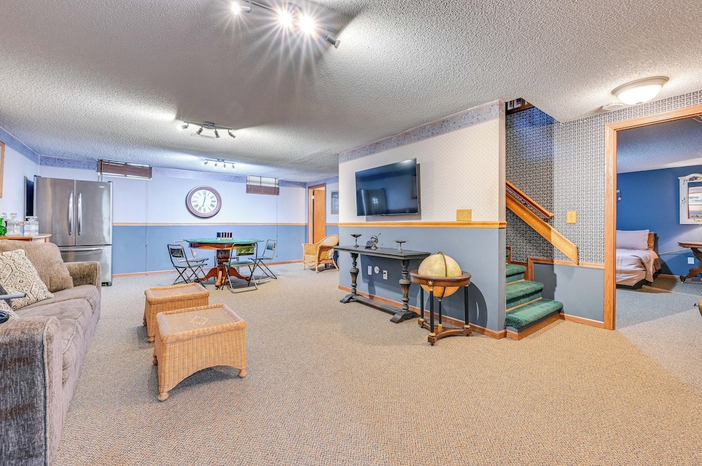 Walk to Saylorville Lake: Spacious Home w/ Deck!