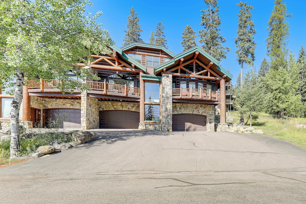 Ski-in/out, Hot Tub: Spacious Retreat in Whitefish