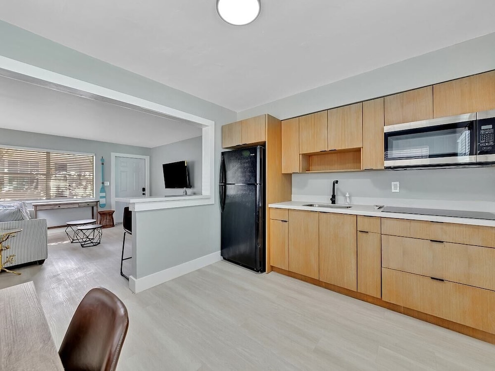 Beachside 1BR Apt Walk to Hollywood & Dania Beach