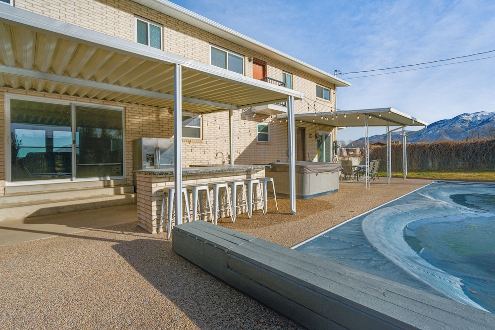 4 Mi to Downtown Ogden: Home w/ Pool Access!