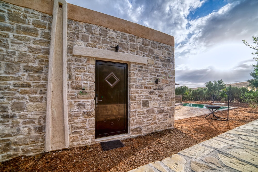 Olive Luxury Suites - Adults Only view 3