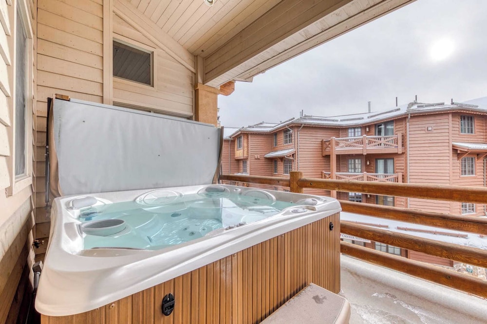 2 Condos Ski-in/ski-out at Deer Valley + Hot Tubs Mont Cervin by Avantstay