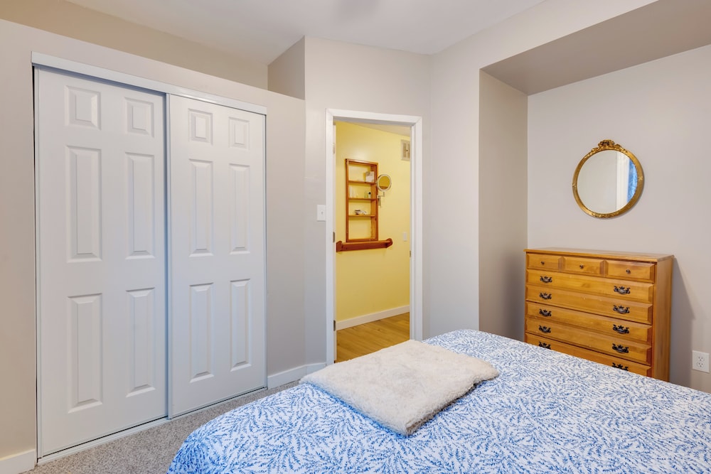 Walk to Main Avenue: Cozy Unit in Warrenton