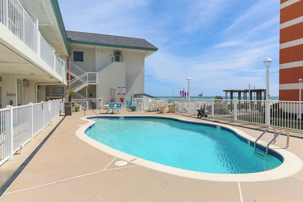 Exclusive Beach Access: VA Beach Studio Condo!