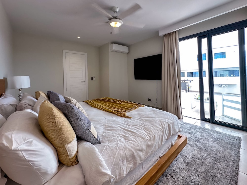 4 Bedroom Beach Penthouse w Private Rooftop