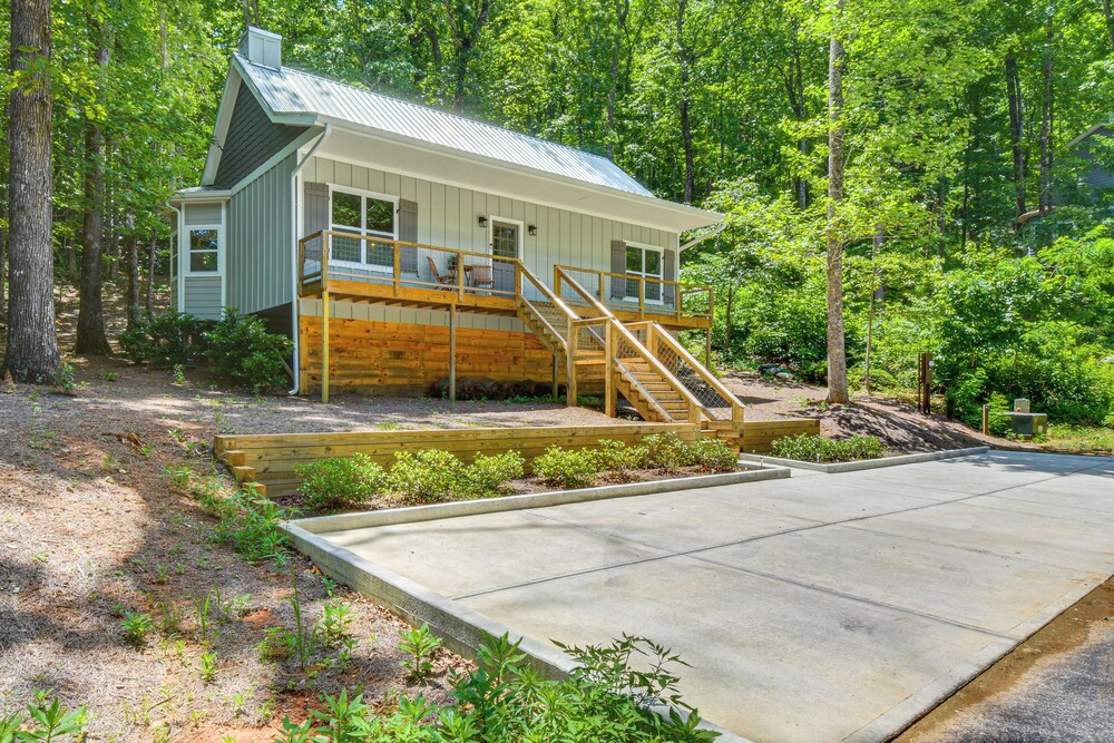 Golf Access & Furnished Deck: Cabin in Clayton