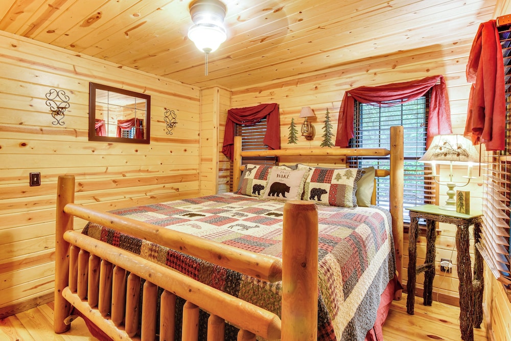 5 Mi to Unicoi State Park & Lake: Hot Tub Haven!