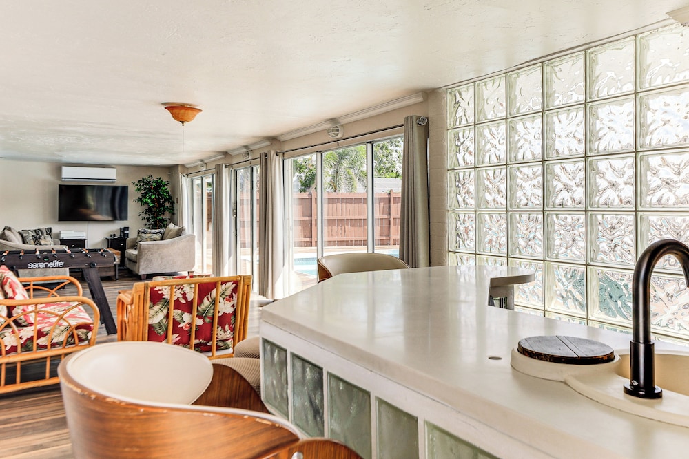 Furnished Sunroom w/ TV! Canal-front Bradenton Gem