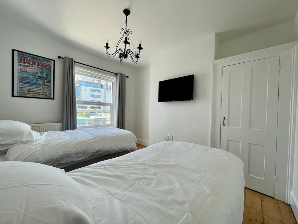Hastings Stunning Town Centre 2 bed House view 4