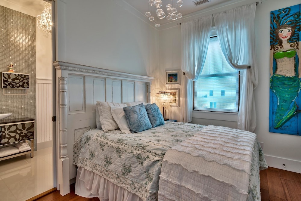Tangled In Blue 5 Bedroom Holiday Home by Five Star Properties