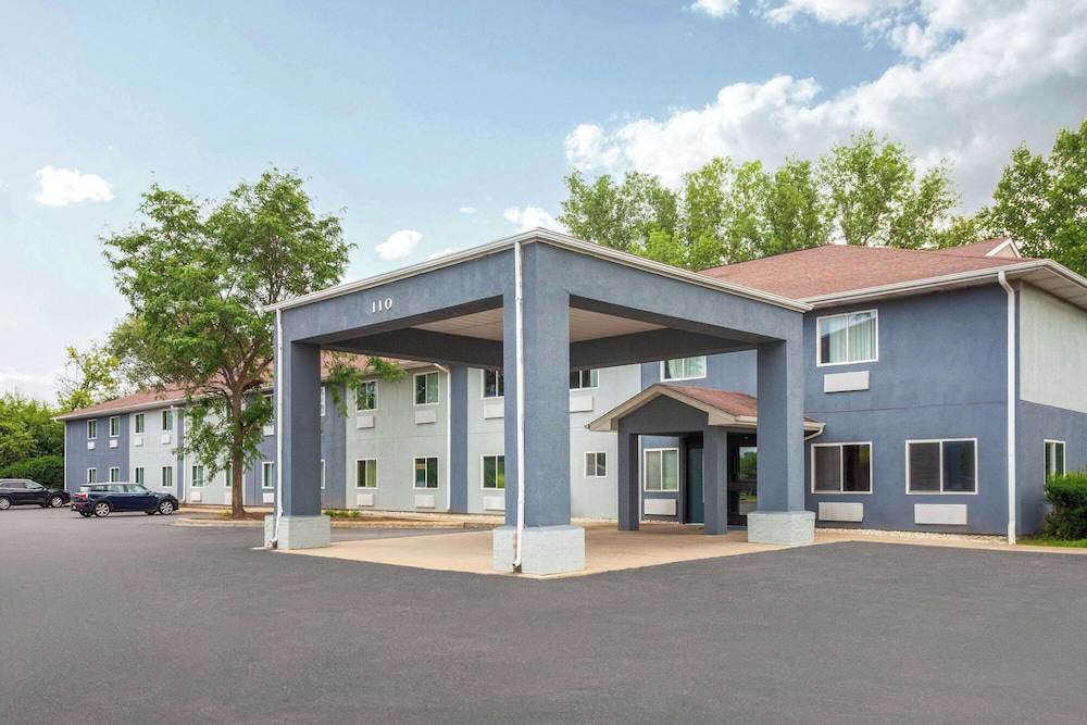 Super 8 by Wyndham McHenry/Fox Lake Area - Property Image 4