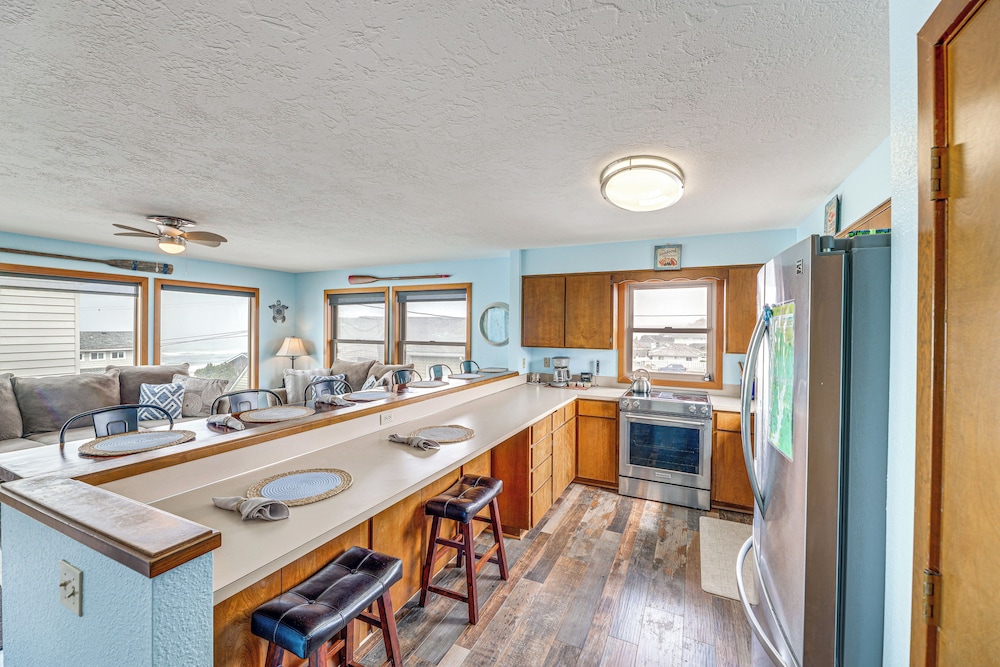 Walk to Beach: Dog-friendly Home in Lincoln City
