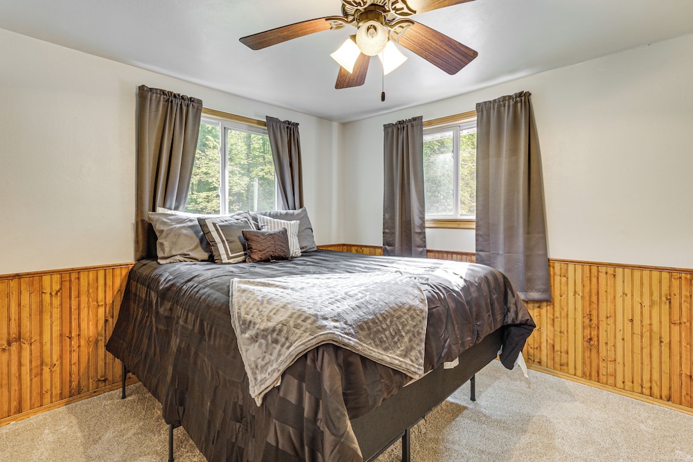 4 Mi to Lake: Secluded Northwoods Getaway