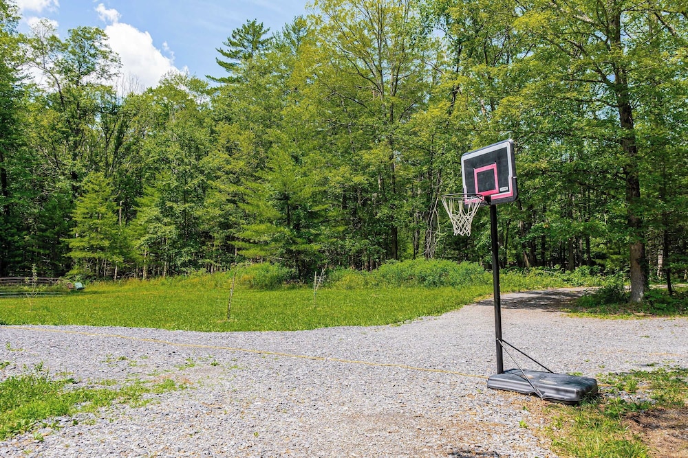 Pool+hot Tub, Firepit Near Hikes, Shops, Dining Cragswood Lodge by Avantstay