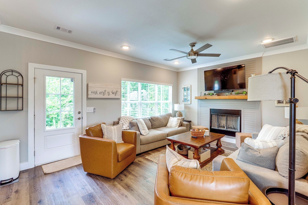 Walk to Lake Martin: Water-view Retreat w/ Deck!