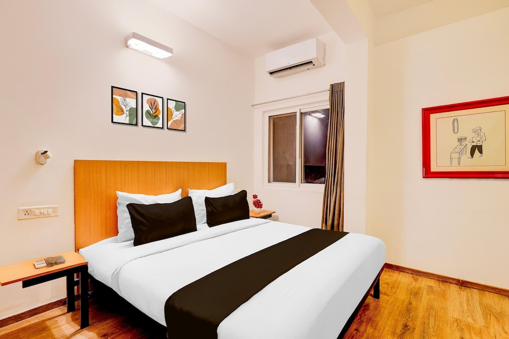 Spacious Comfort Stays Near Aerospace Museum