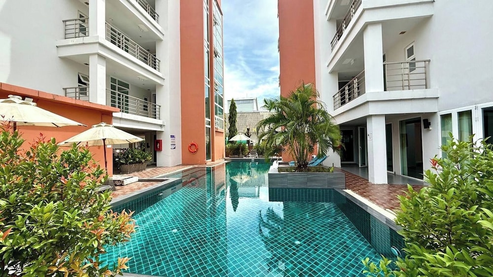 6-20 - 2 Bdr Condo With Balcony and Shared Pool