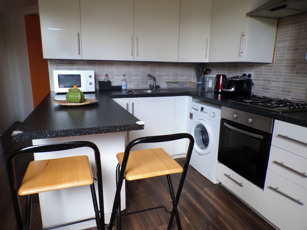 Chelsea Orange Apartment Sleeps10-petsok-parking