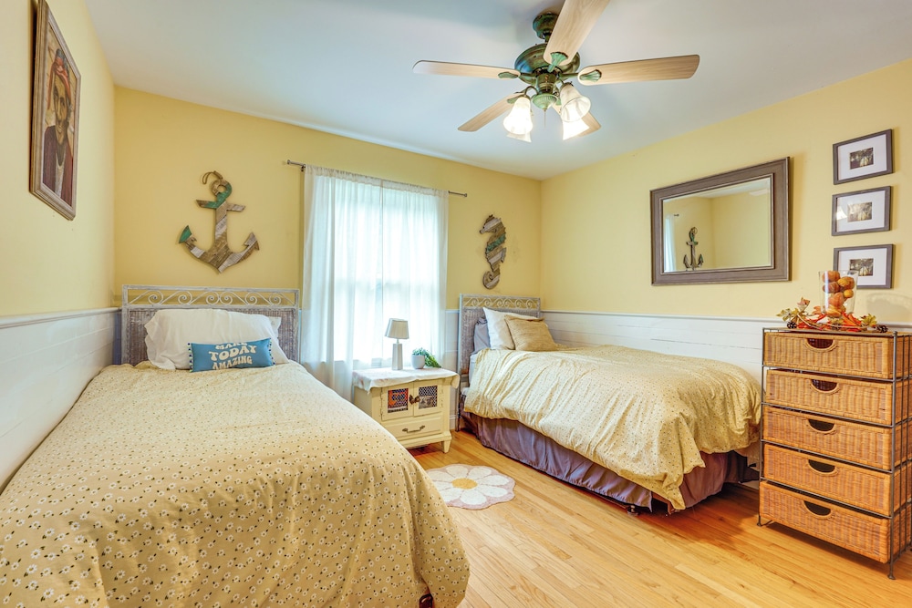 Walk to Beach: Gem w/ Pool & Spa in Isle of Palms!